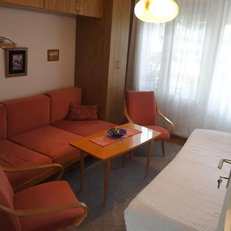 Szeplak Apartman בית הארחה