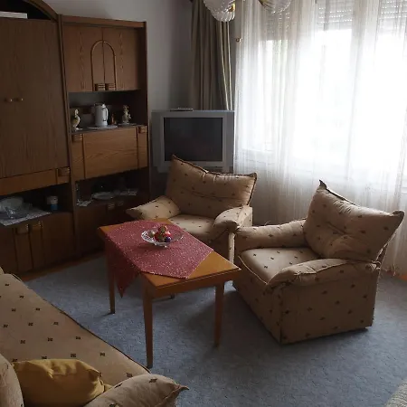 Szeplak Apartman בית הארחה